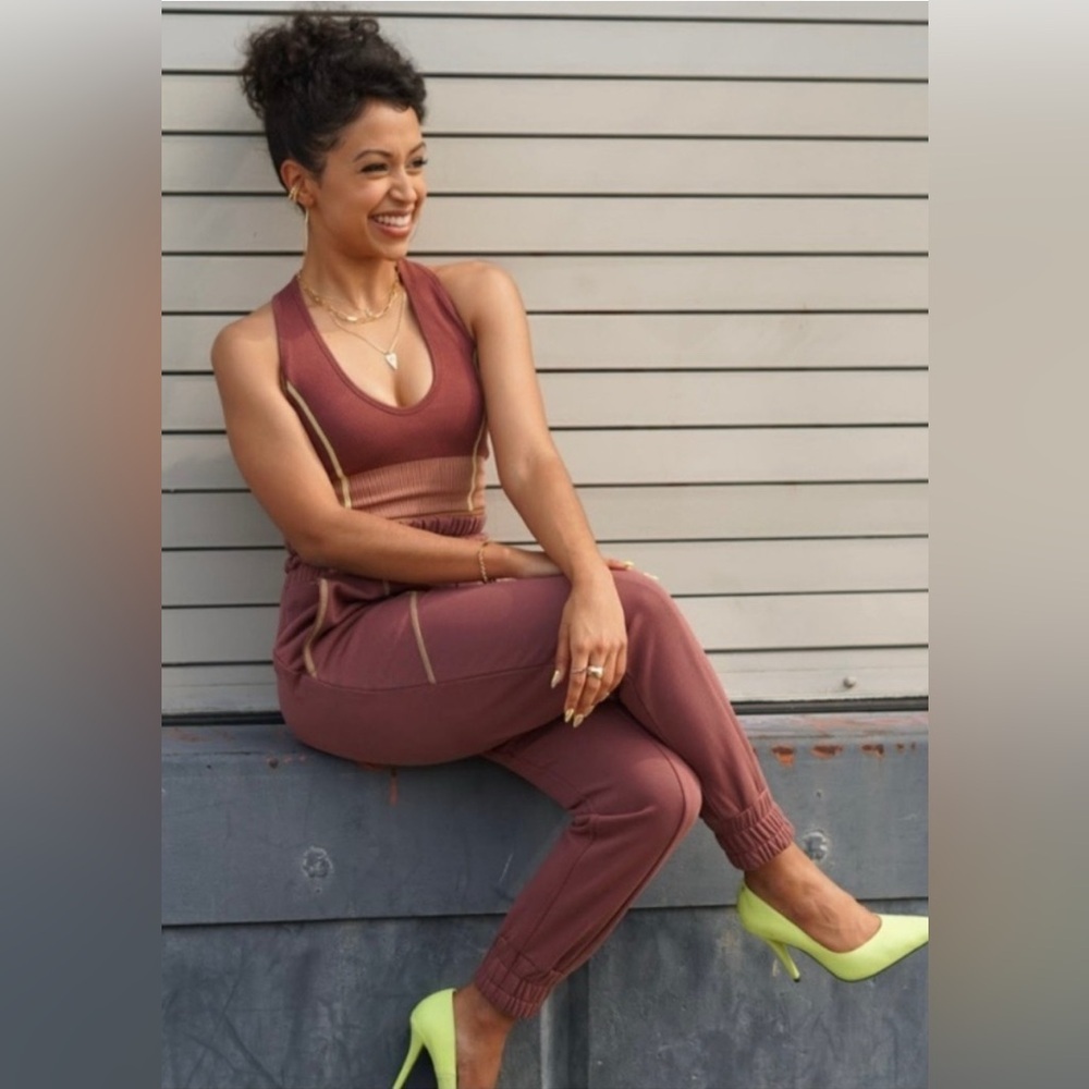 Fabletics Iris Sweatpants, collaboration with Liza Koshy.‎